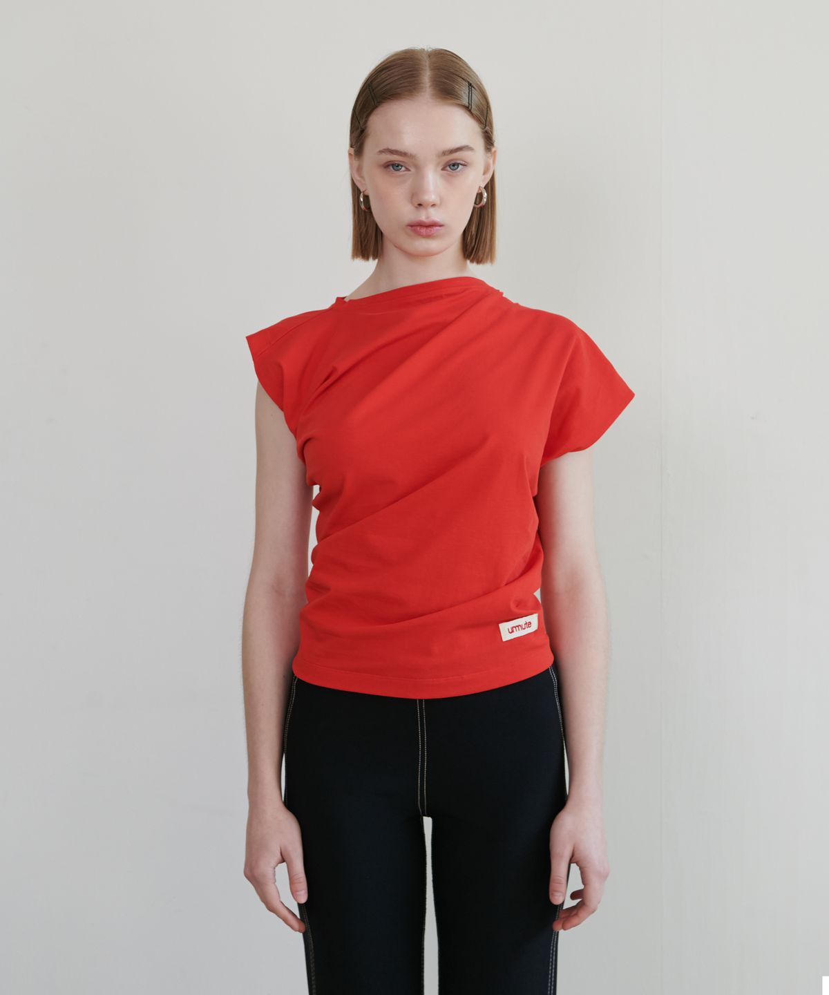언뮤트(UNMUTE) ASYMMETRIC CROPPED T-SHIRTS_RED