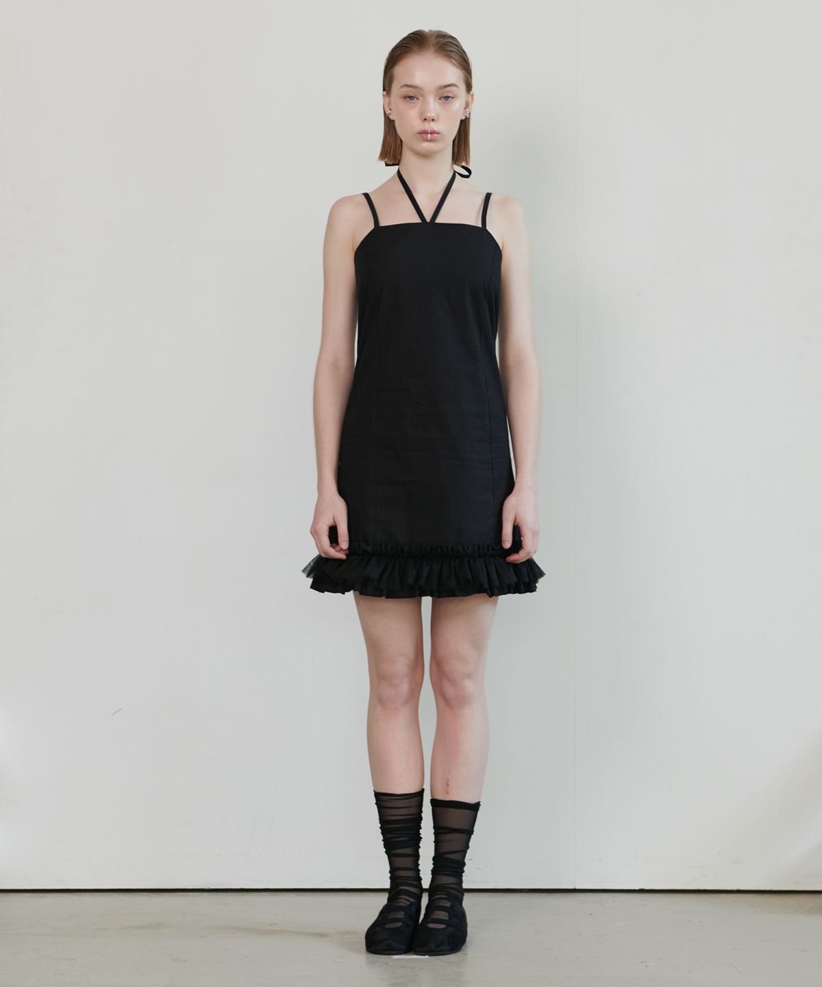 언뮤트(UNMUTE) RUFFLE HEM MINI DRESS_BLACK