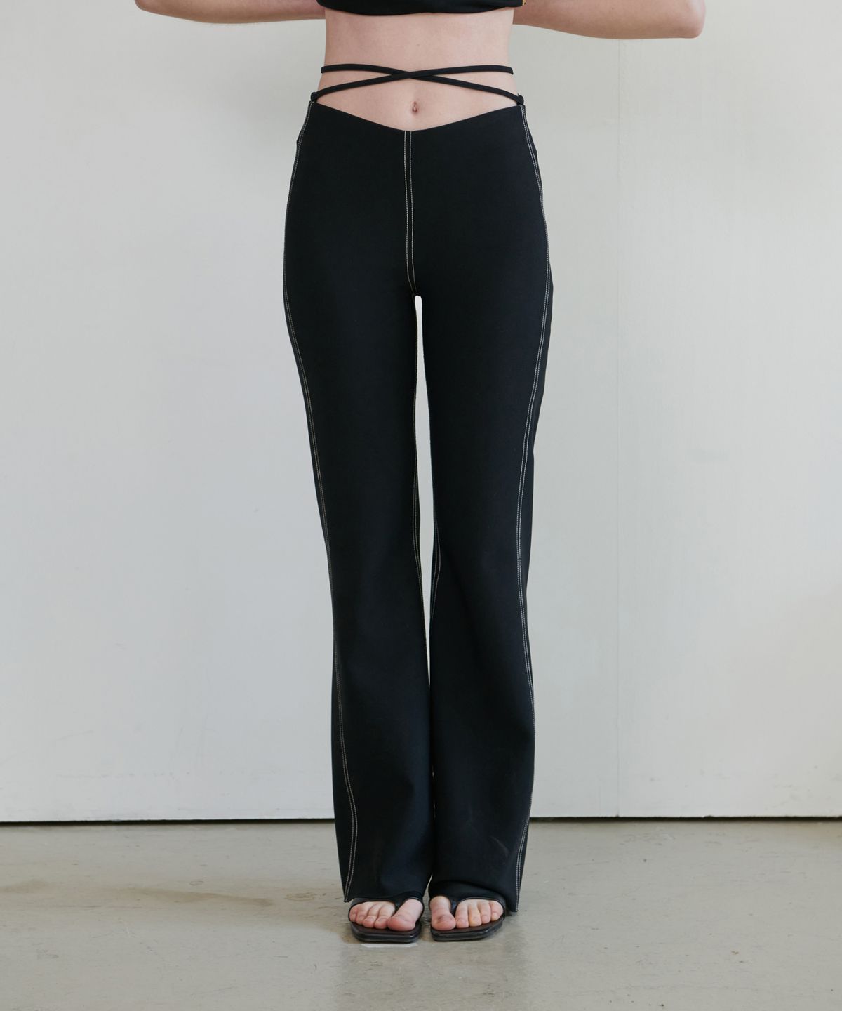 언뮤트(UNMUTE) STITCH DETAIL FLARED PANTS_BLACK