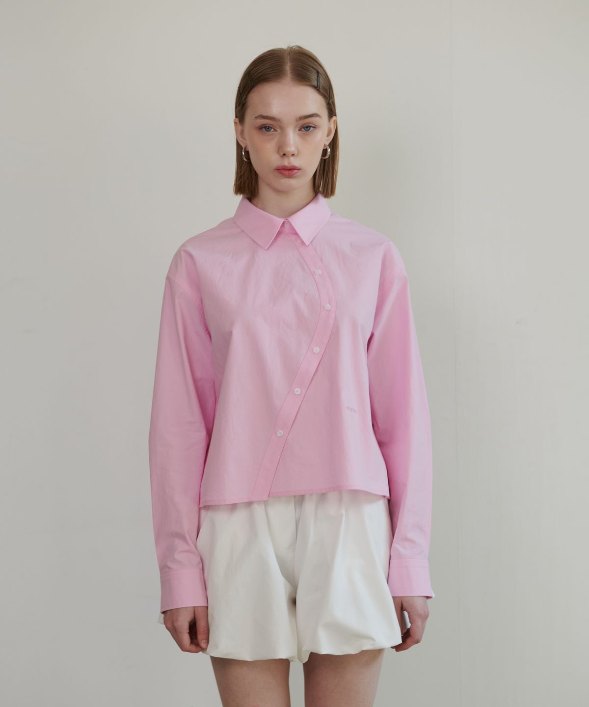언뮤트(UNMUTE) CURVED PLACKET CROPPED SHIRT_PINK