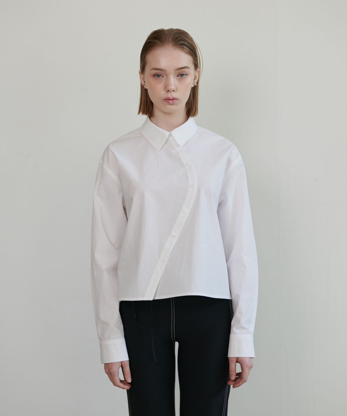 언뮤트(UNMUTE) CURVED PLACKET CROPPED SHIRT_WHITE