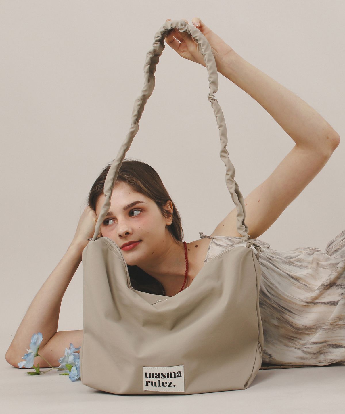 마스마룰즈(MASMARULEZ) Nylon 2way shirring hobo bag_Mocha beige