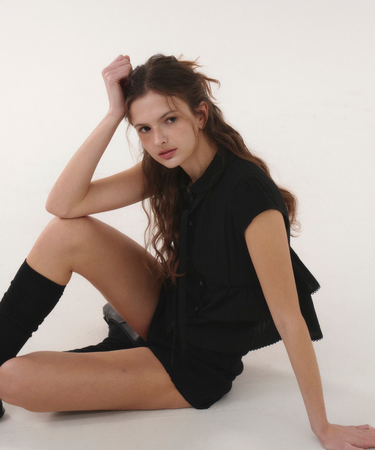 서울리(SEOULI) ESTELLE PUFF TIE SHIRT [BLACK]
