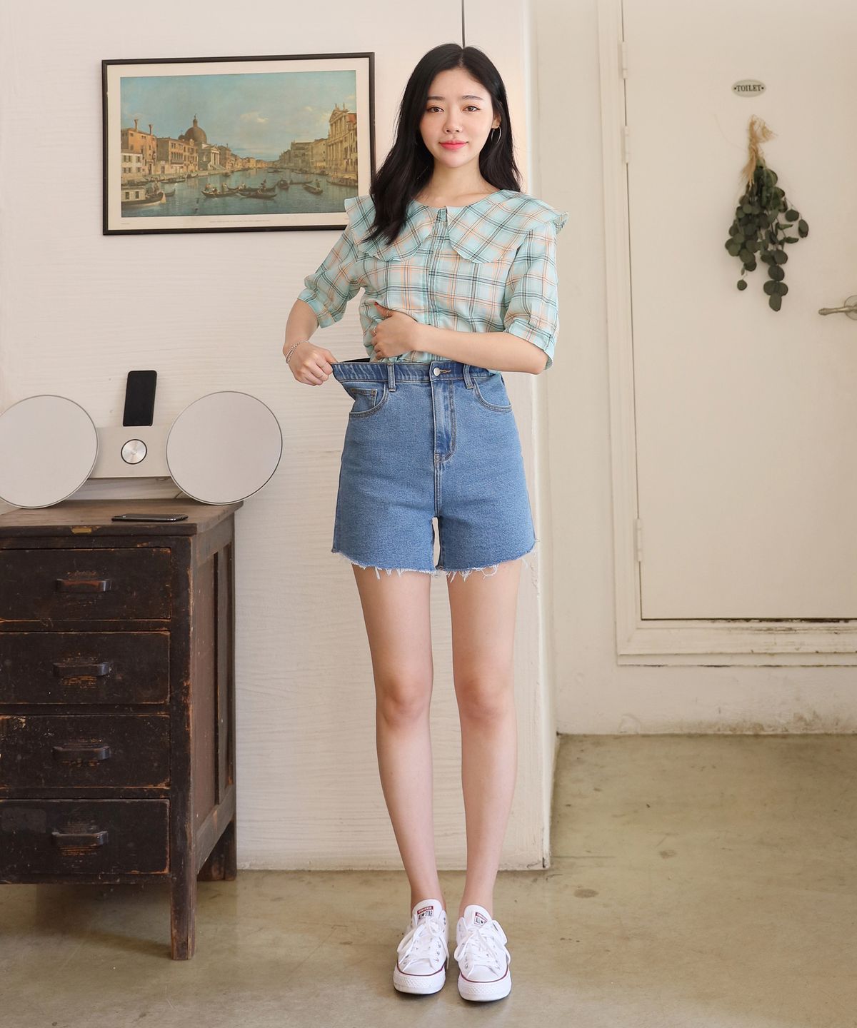 빼빼(BBAEBBAE) 속밴딩 밑단컷팅 하이웨스트 데님 반바지