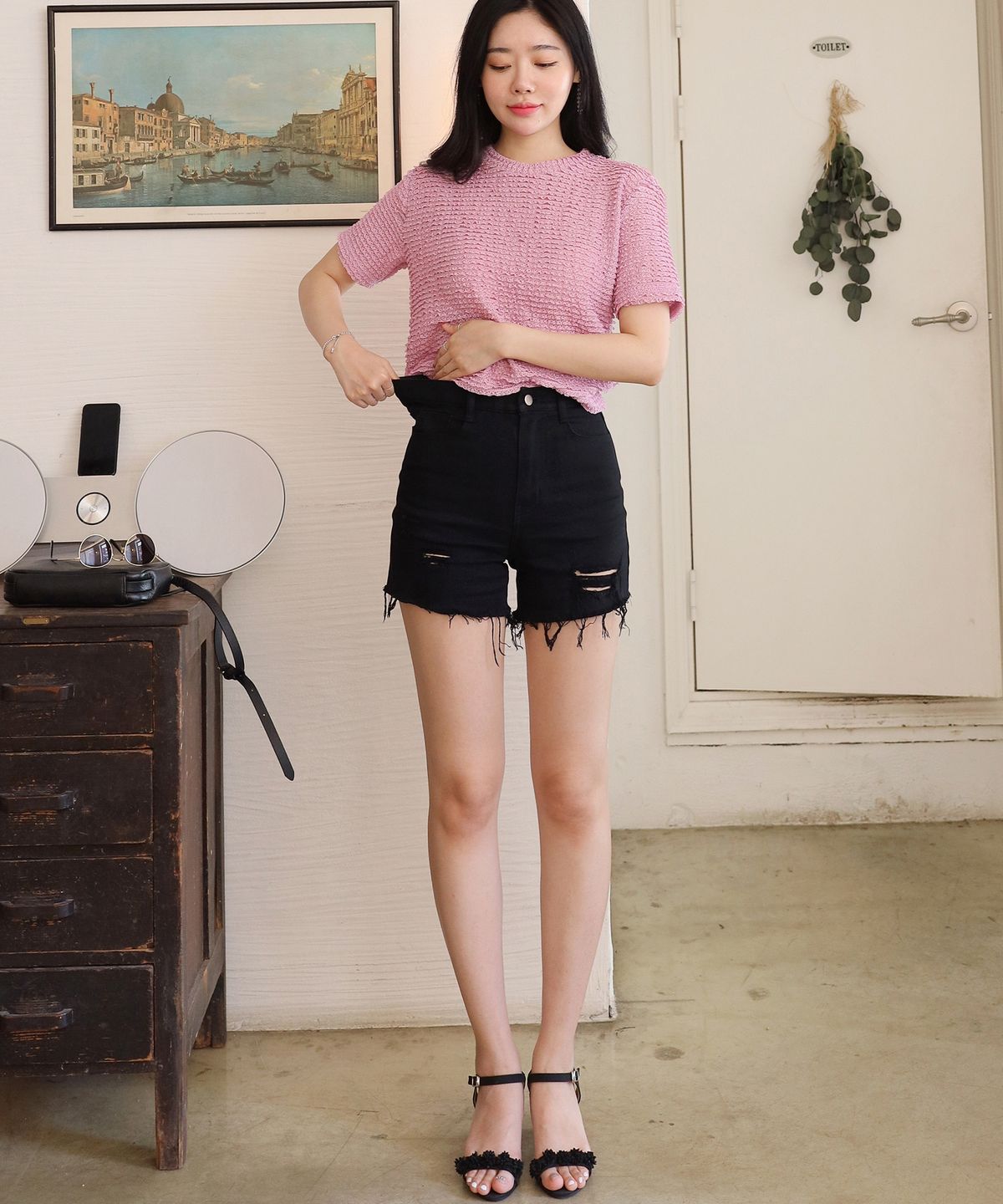 빼빼(BBAEBBAE) 속밴딩 구제워싱 블랙 하이웨스트 데님 숏팬츠