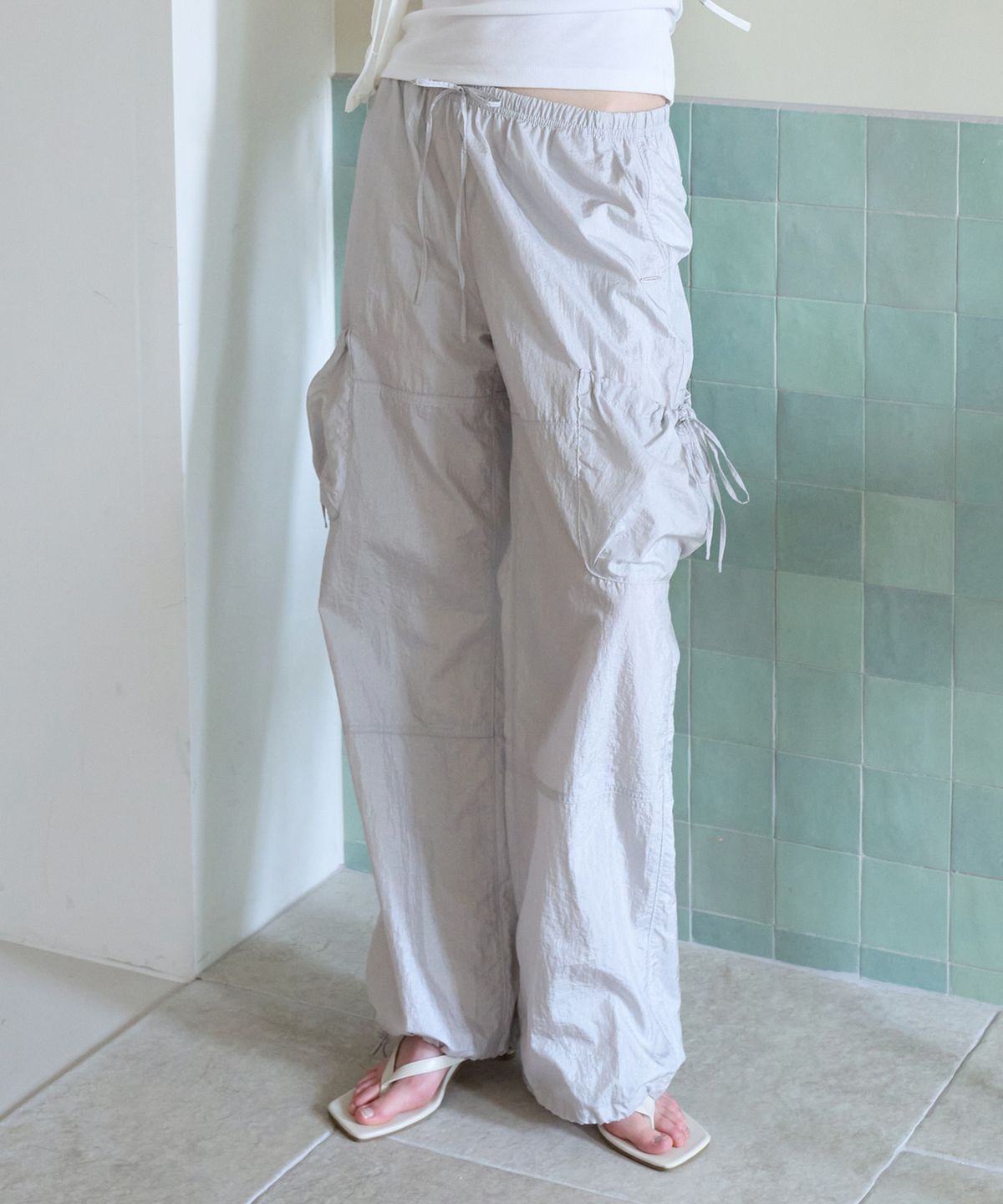 커버낫 우먼(COVERNAT WOMAN) 우먼 스트링 플루이드 카고 팬츠 Light Gray