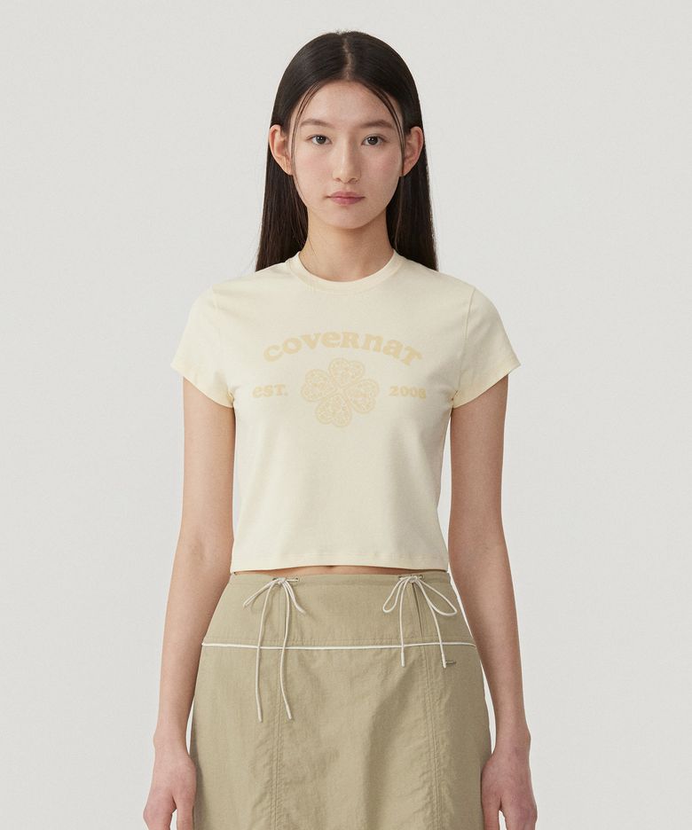 우먼 베이비핏 아치 클로버하트 티셔츠 Butter