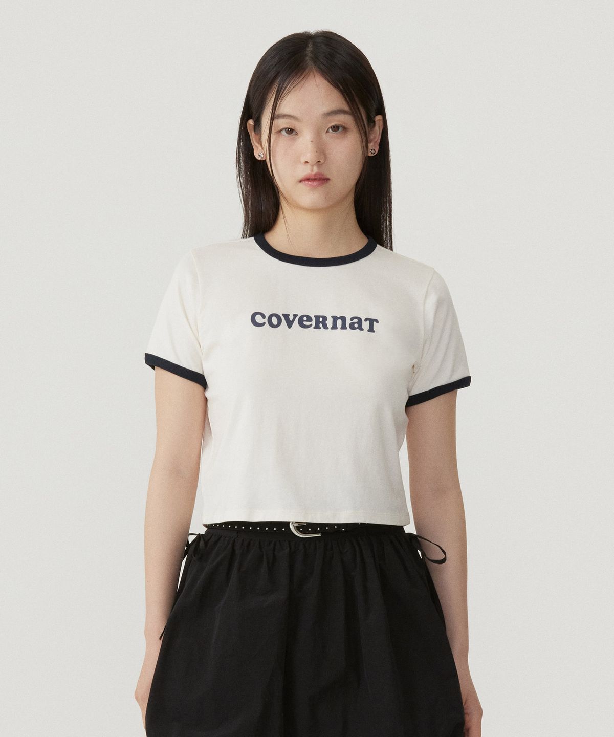 커버낫 우먼(COVERNAT WOMAN) 우먼 크롭 쿠퍼로고 링거 티셔츠 Ivory