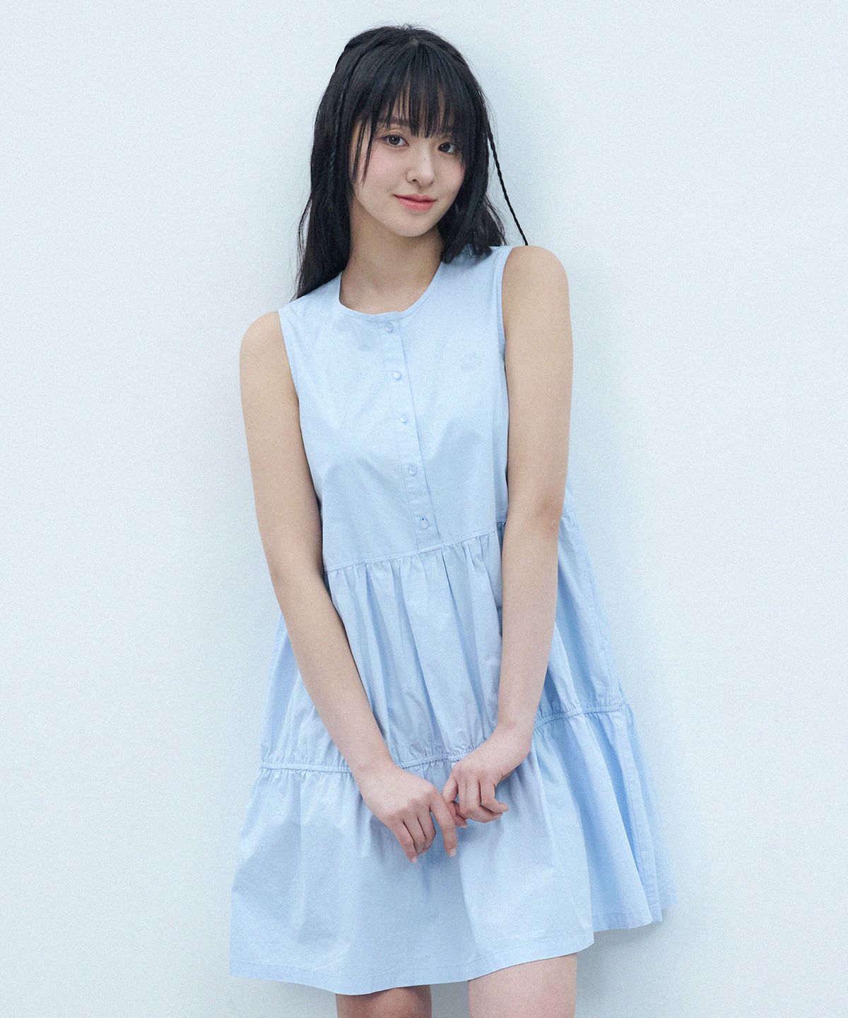 꼬모니노즈(COMONINOZ) W TIERED BUTTON ONE-PIECE [SKY BLUE]