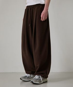 원턱 스트링 롱 스웨트 팬츠 [브라운]