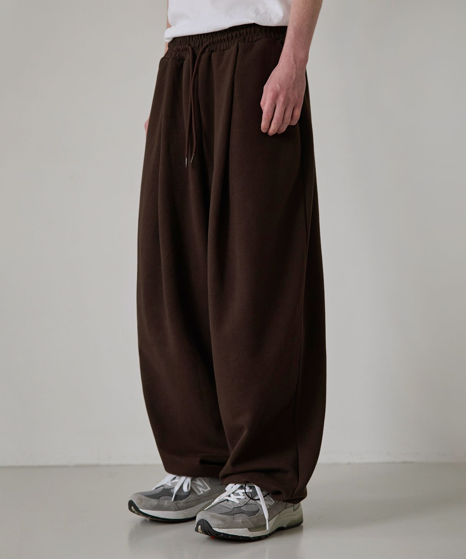 【MODERNIF】String One-Tuck Brushed Sweatpants 005_8422d12b-0936-4abd-a09f-