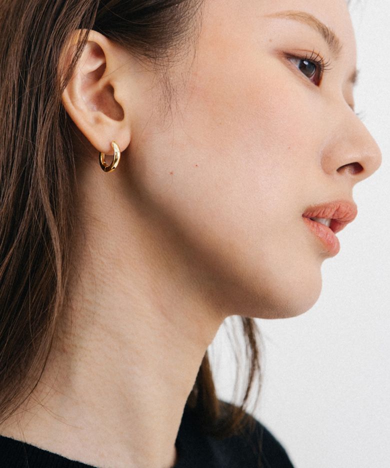 Lowkey hoop small earring gold
