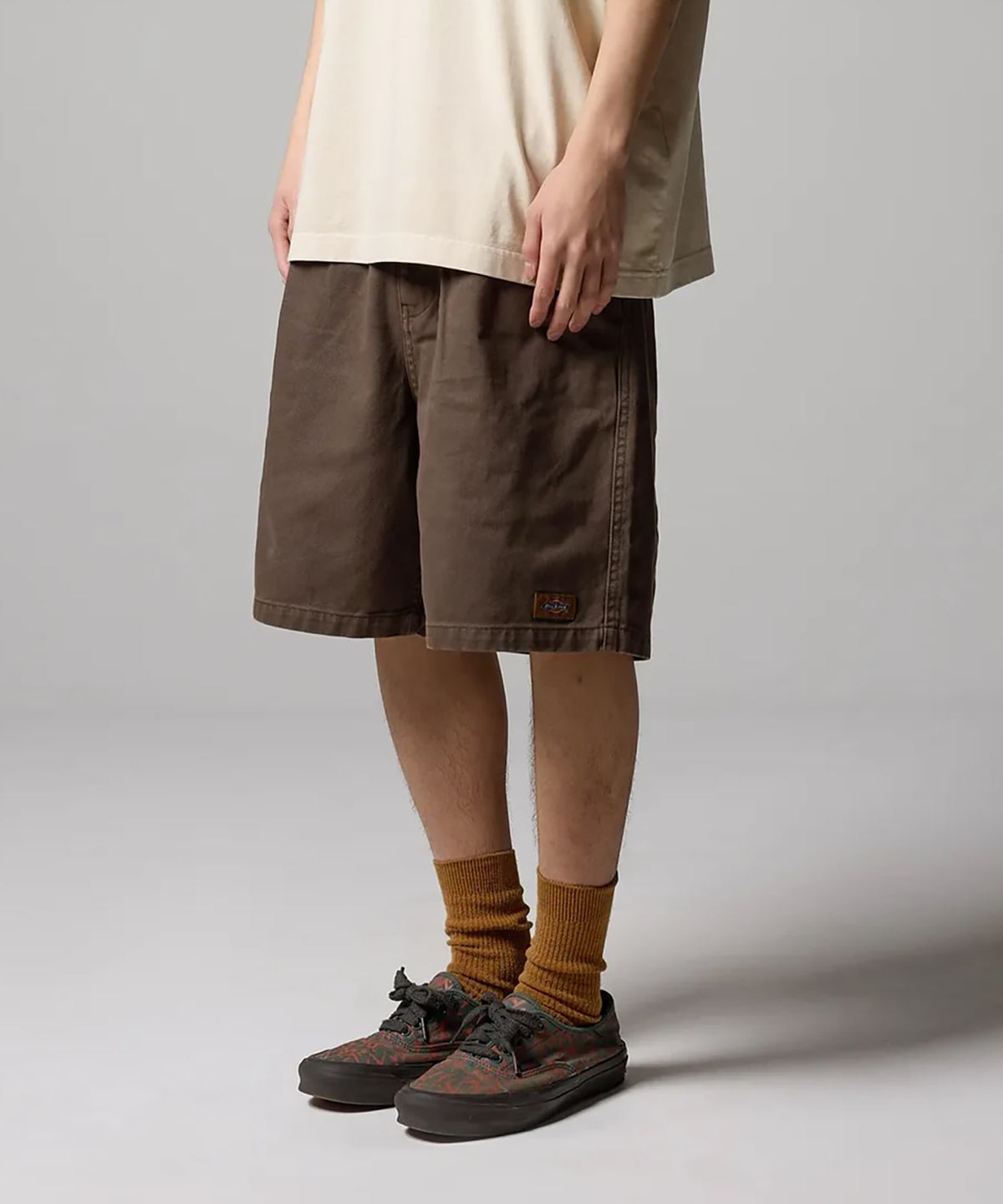 디키즈(DICKIES) 가먼트 다이드 원턱 트윌 쇼츠 Brown