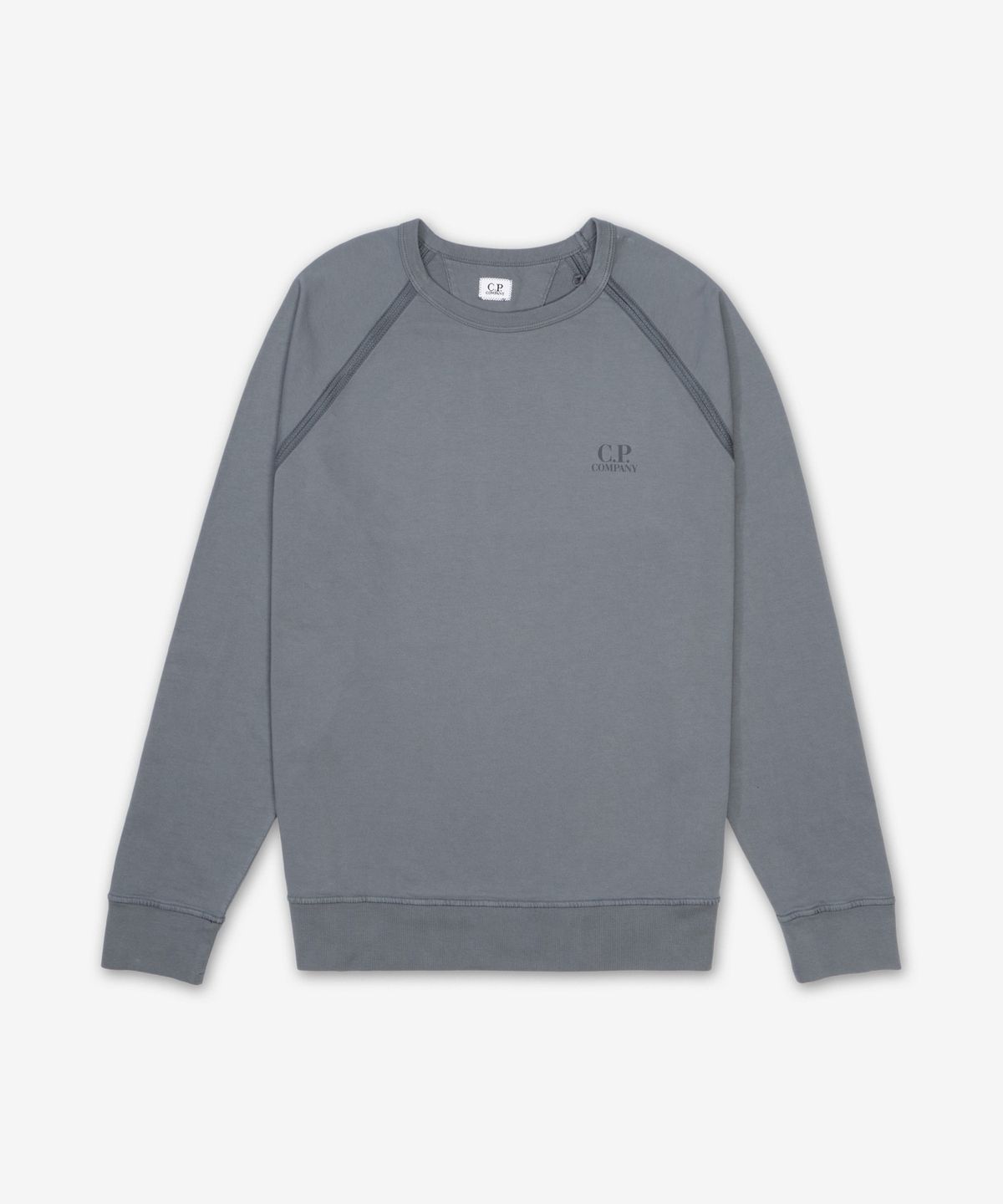 씨피 컴퍼니(CP Company) 라이트 플리스 로고 크루넥 맨투맨 - 스모크 펄 / 18CMSS038A002246G935