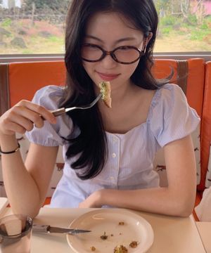 로지 레이스 퍼프 블라우스 ( 스트라이프 )