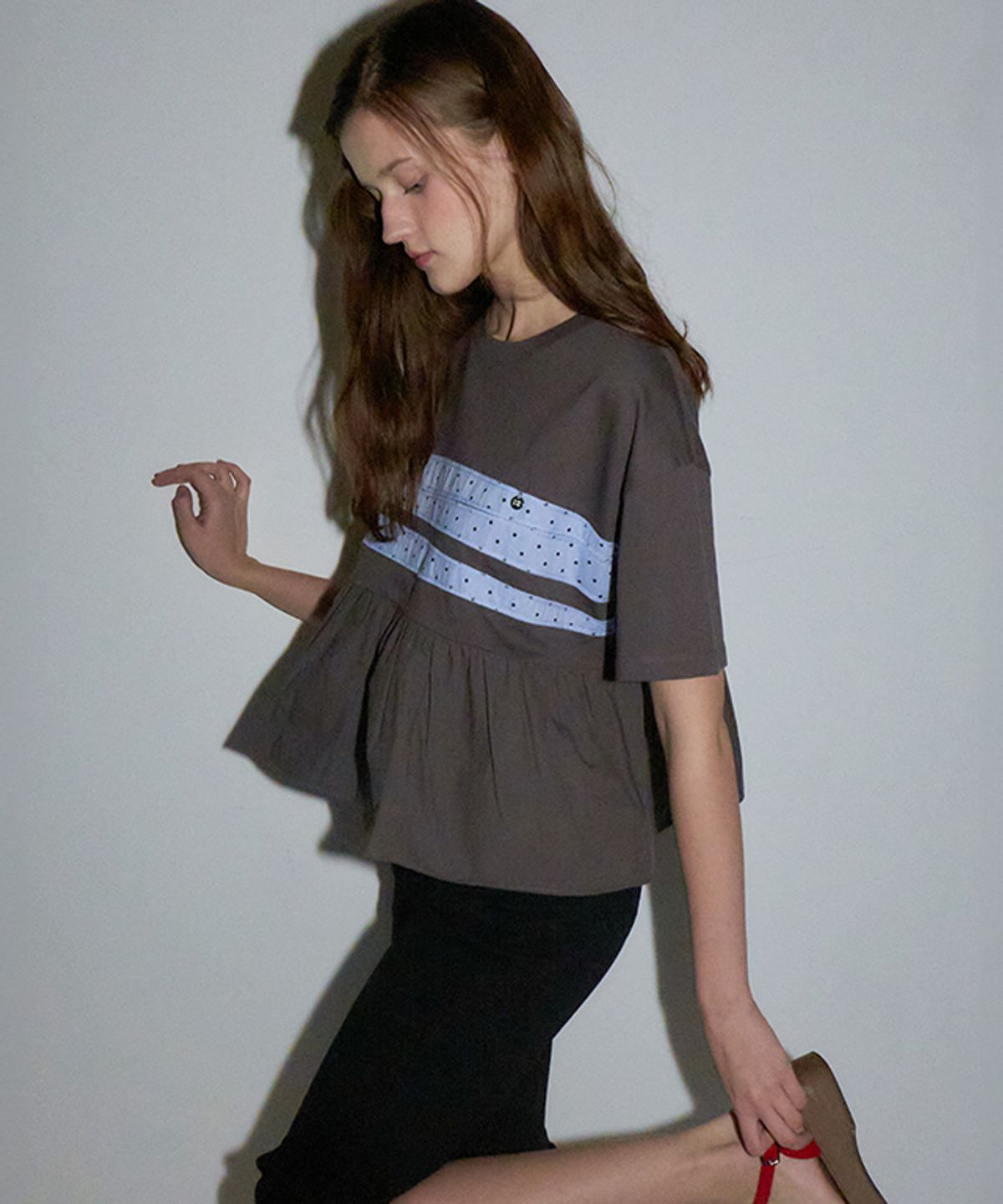 론론(RONRON) PATCHWORK RUFFLE SHORT SLEEVE T SHIRT CHARCOAL