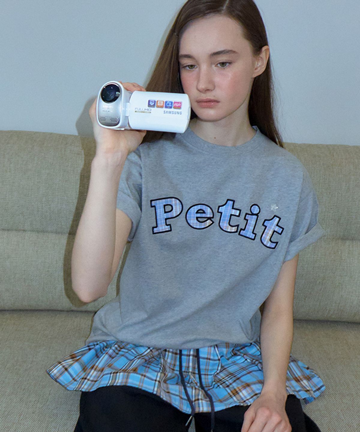 론론(RONRON) STAR BUTTON PETIT APPLIQUE BASIC FIT T SHIRT GREY CHECK