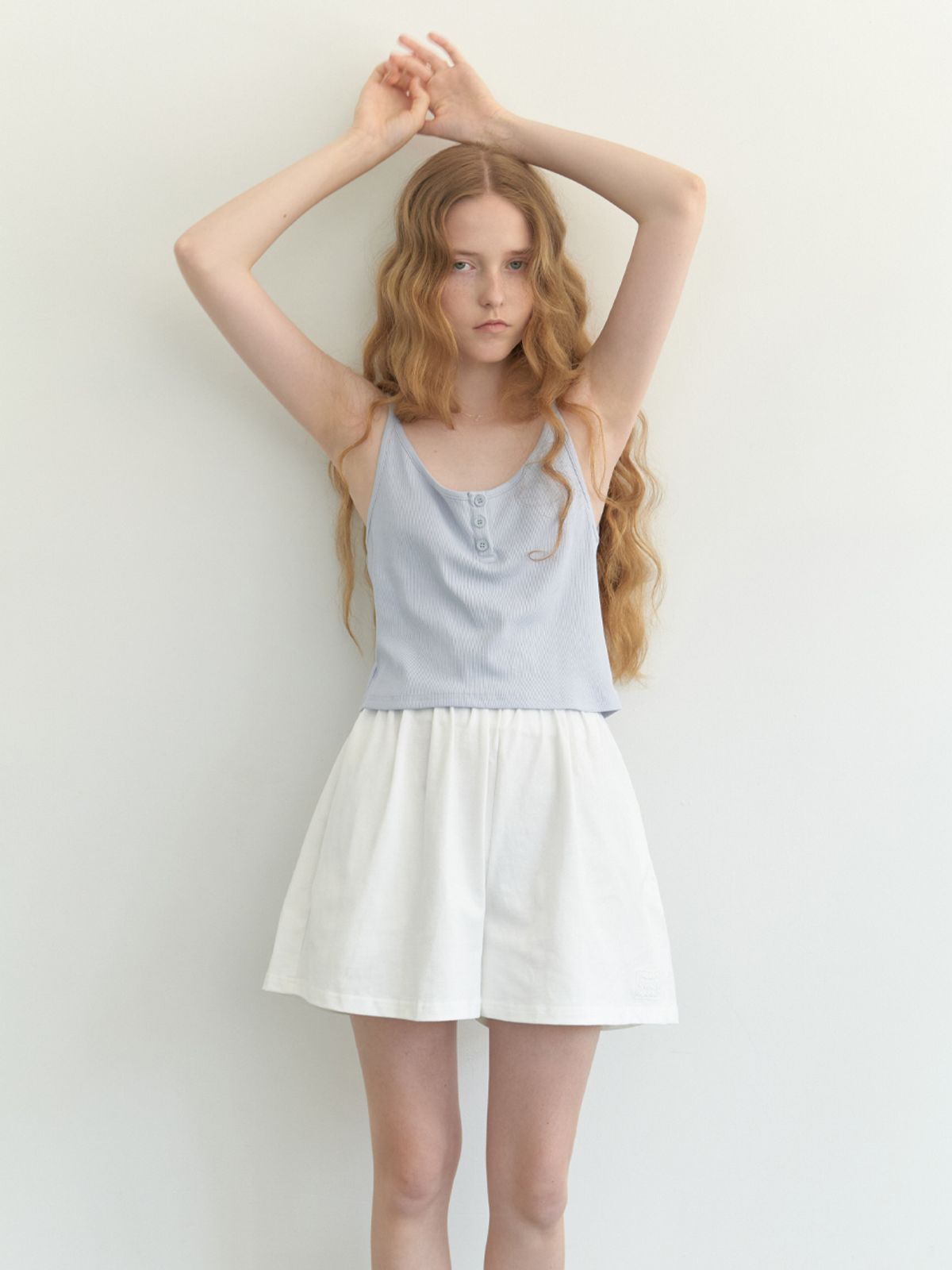 리엘(RE L) Soda button sleeveless (sky blue)