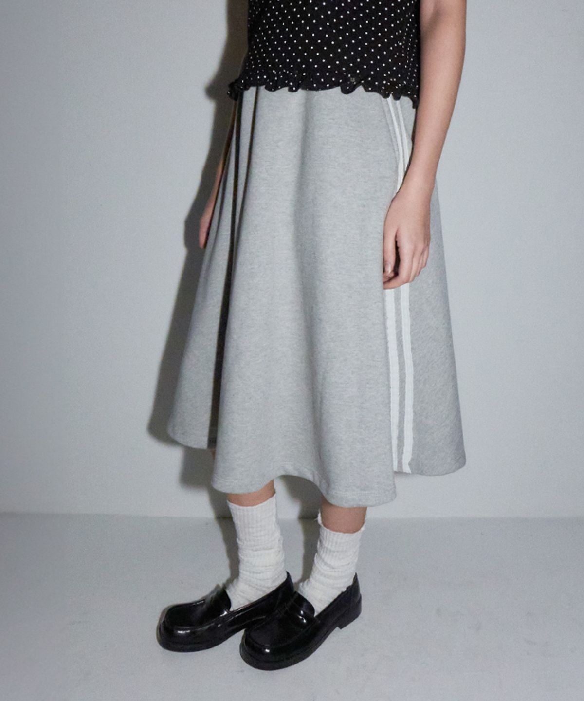 론론(RONRON) HEART PENDANT LACE TRACK LINE FLARE MAXI SKIRT GREY