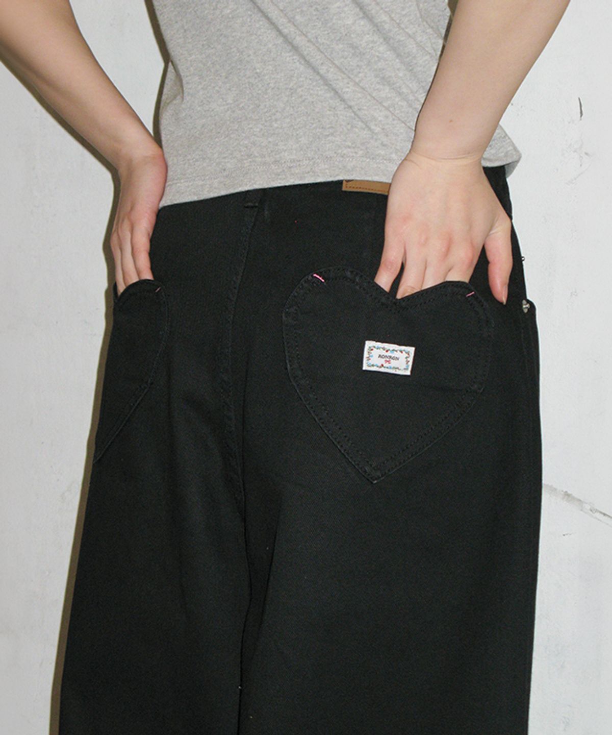 론론(RONRON) BACK HEART STITCH POCKET DENIM PANTS BLACK