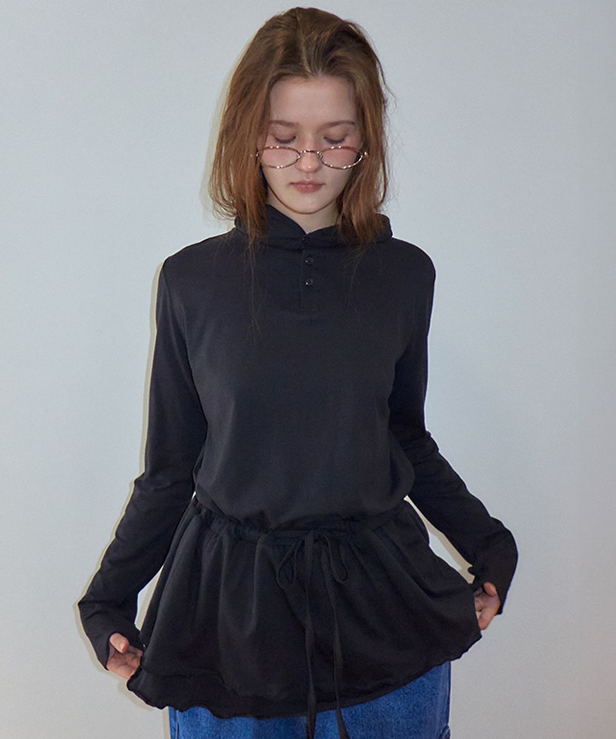 론론(RONRON) DRAWSTRING RUFFLE LAYERED LONG SLEEVE HOODIE DRESS BLACK