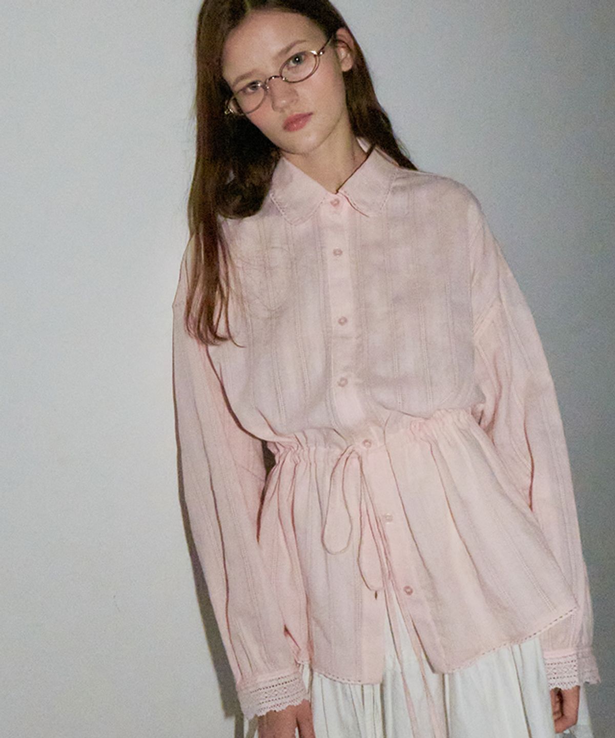 론론(RONRON) DRAWSTRING WAIST TORCHON LACE FRILL SHIRT SOFT PINK
