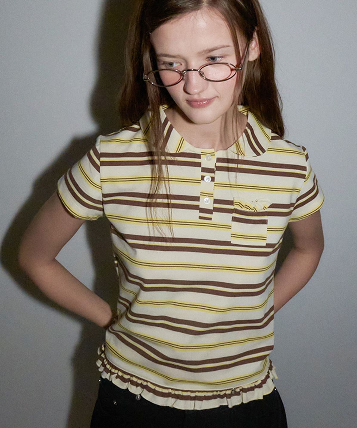 론론(RONRON) RUFFLE ROUND COLLAR PK T SHIRT CREAM BROWN STRIPE