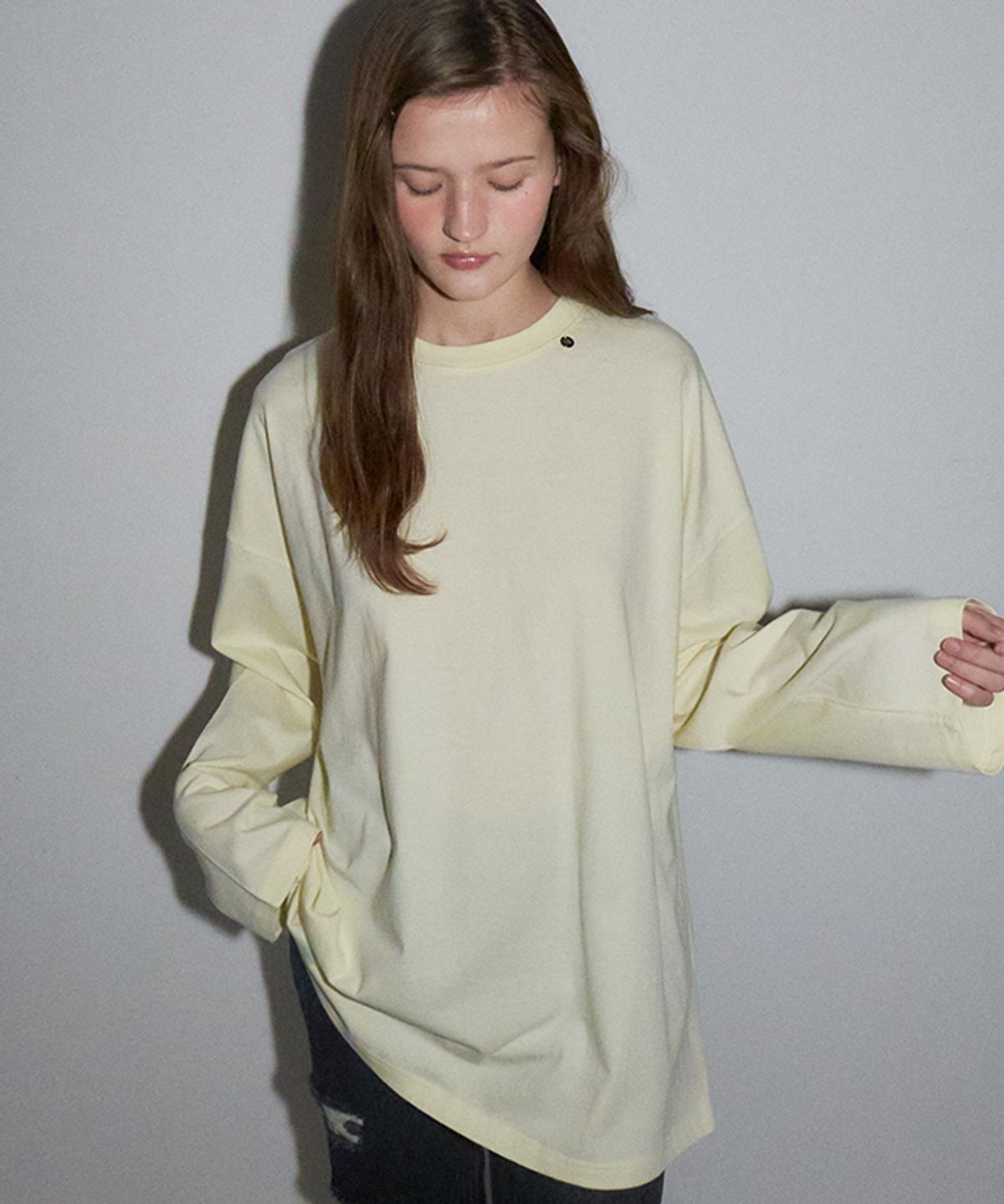 론론(RONRON) MINI POINT LABEL OVER FIT LONG SLEEVE BUTTER