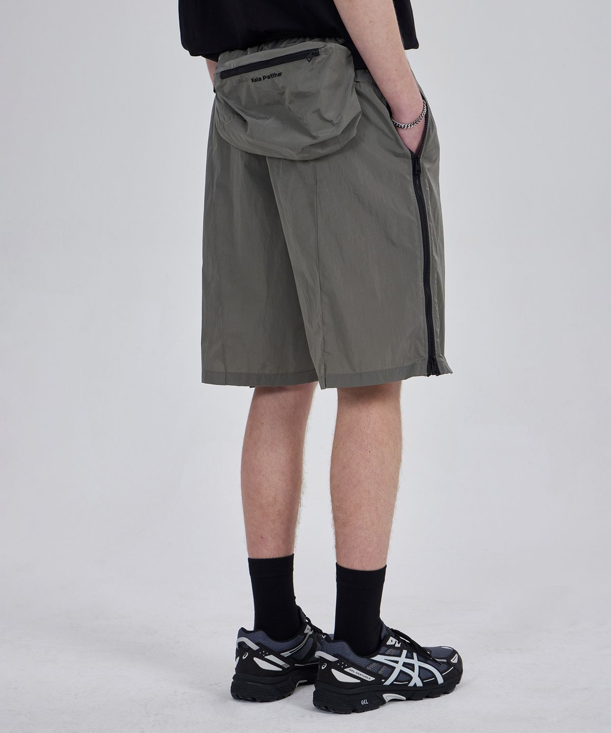 칼라파타르(KALAPATTHAR) Nylon Holographic Detachable Shorts - Gray