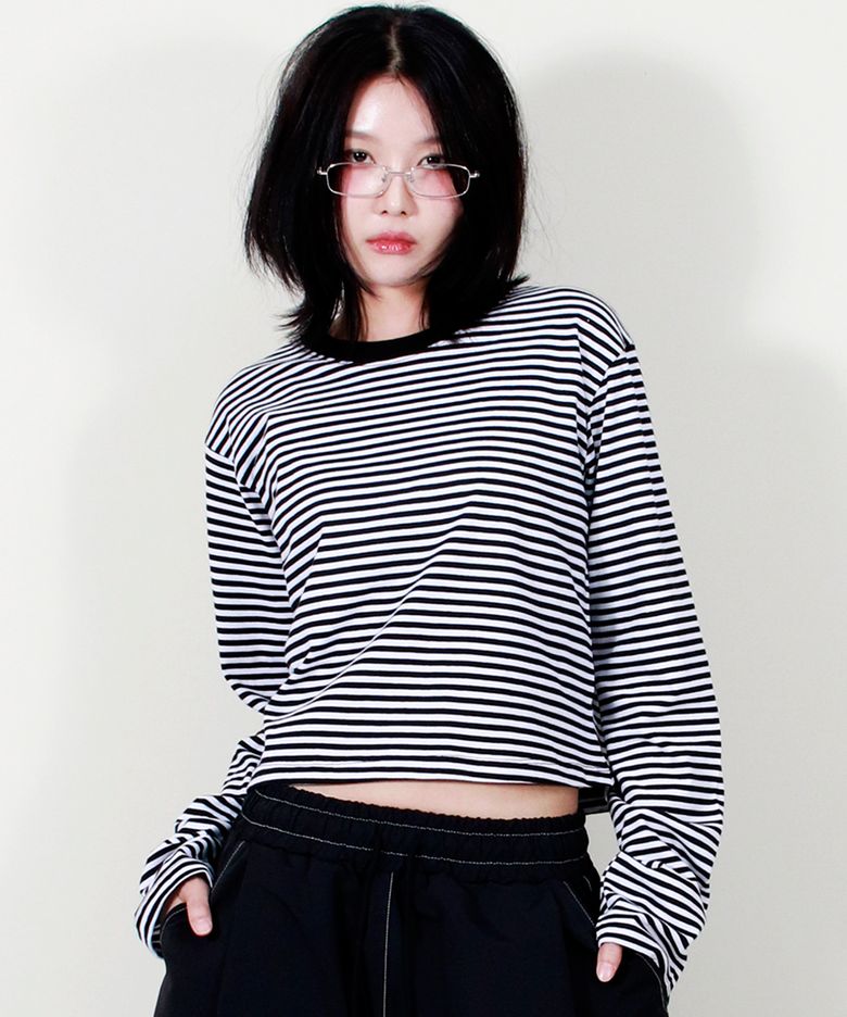 스트라이프 세미 크롭 긴팔 티셔츠 블랙