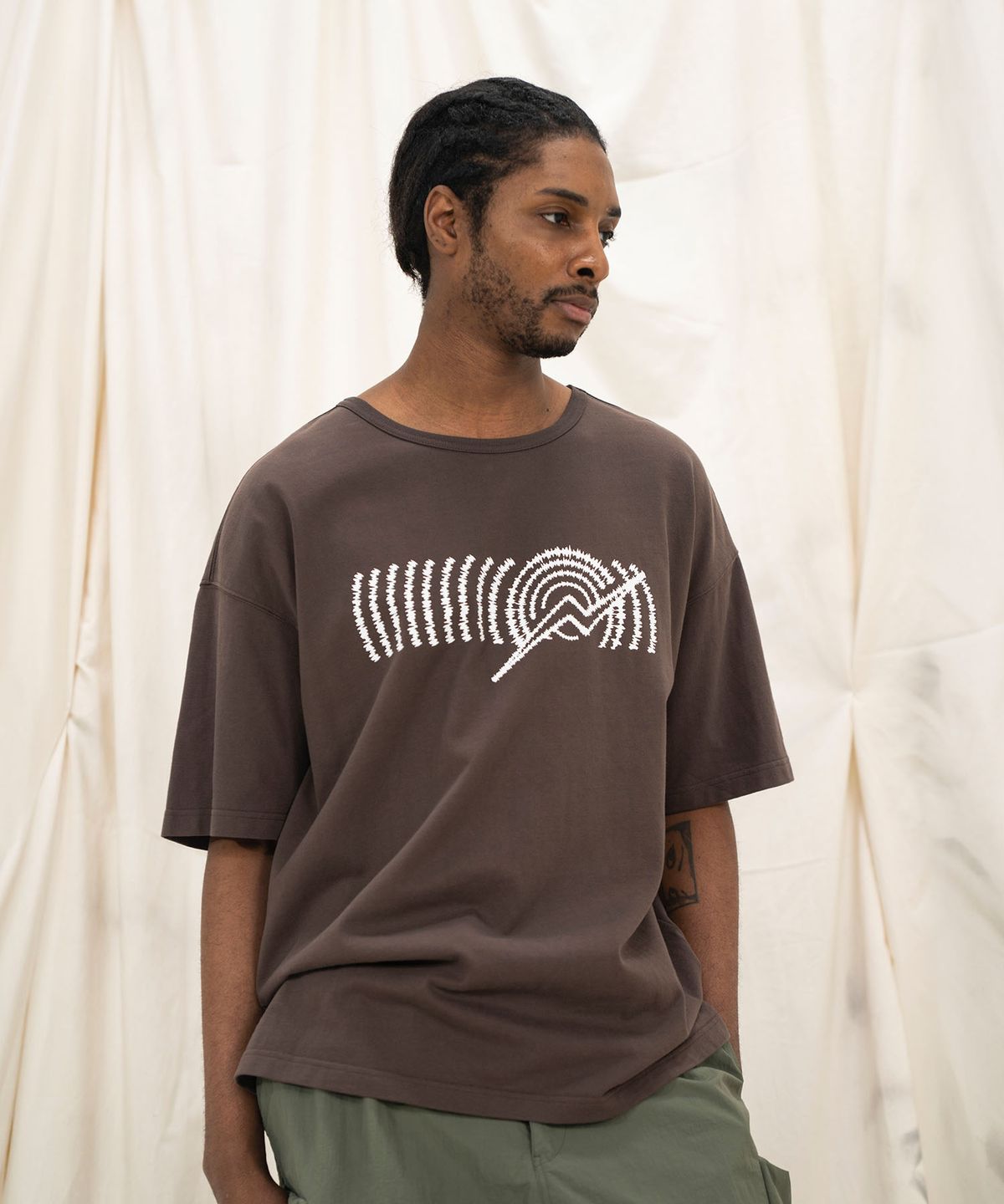 칼라파타르(KALAPATTHAR) Graphic Logo Loose Fit T-Shirt - Dark Beige
