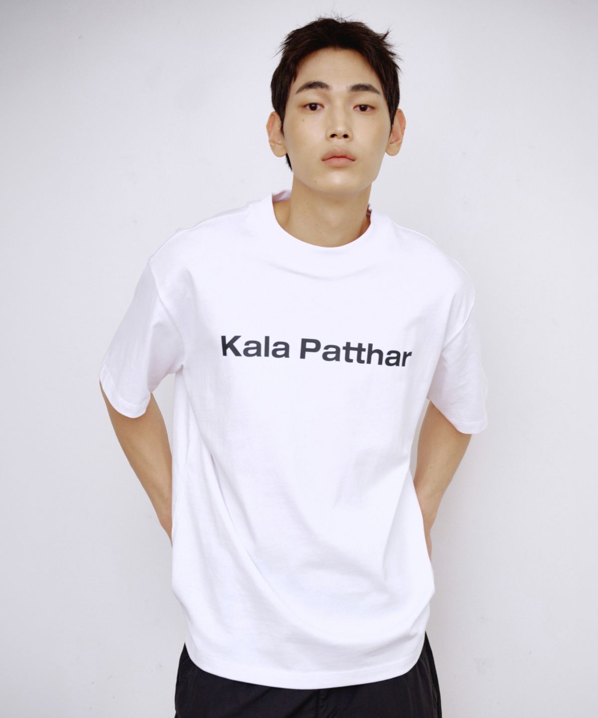 칼라파타르(KALAPATTHAR) Signature Logo Loose Fit T-Shirt - White