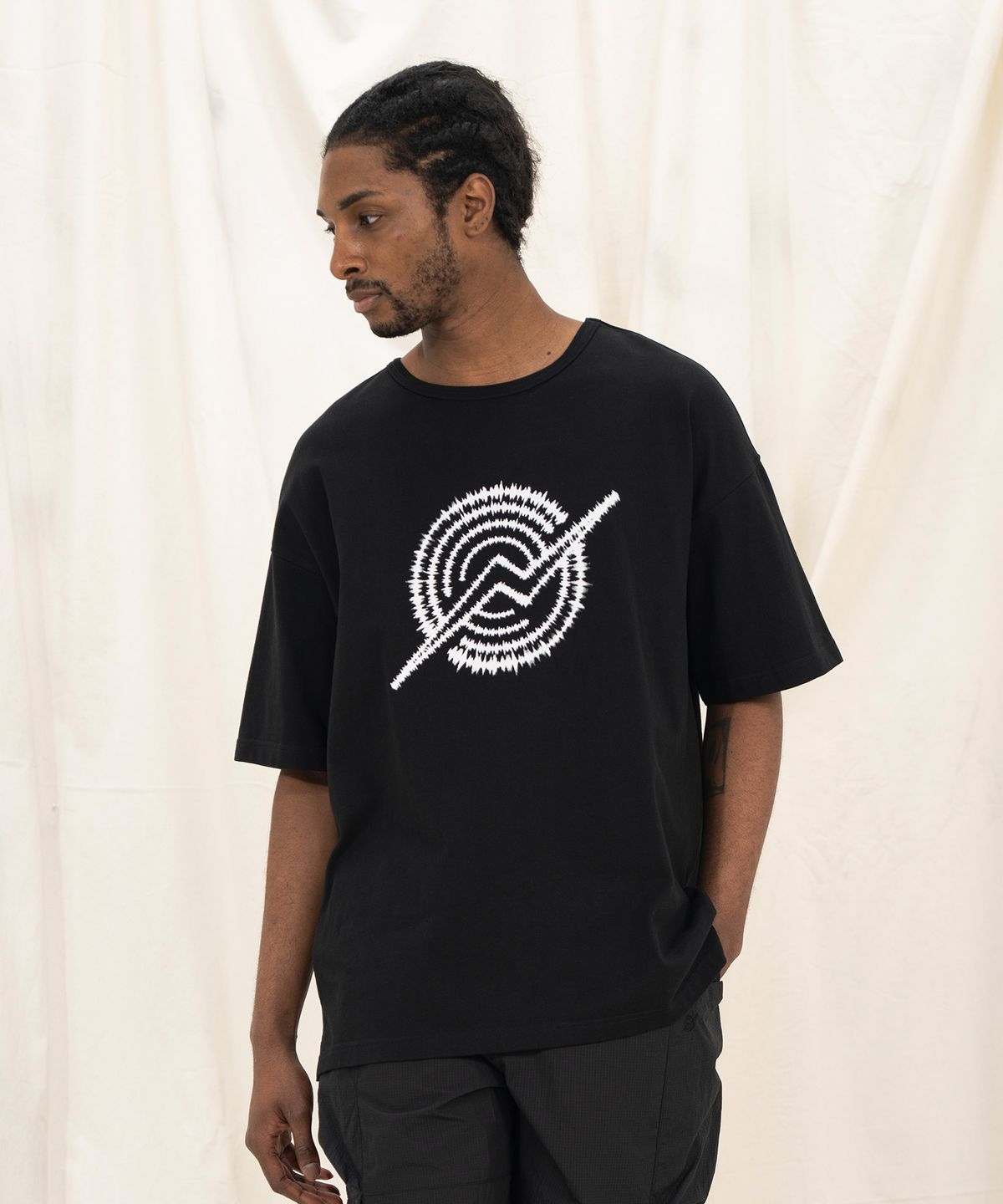 칼라파타르(KALAPATTHAR) Front Logo Loose Fit T-Shirt - Black