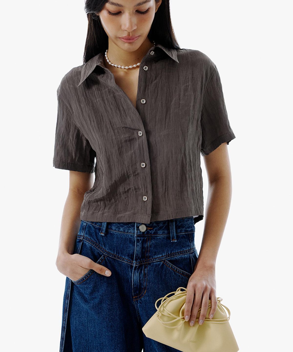 커렌트(CURRENT) SOLID STRAP DETAIL CROP SHIRT [KHAKI]