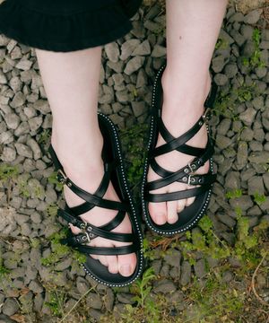 [할리] 블랙 스터드웰트 포인트 샌들