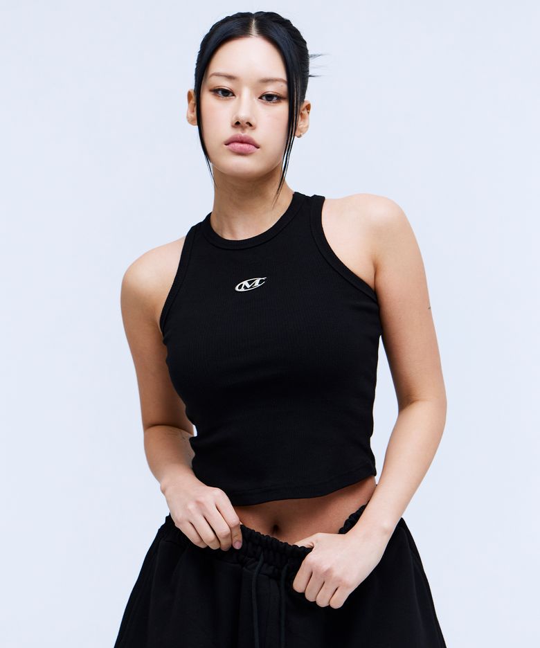 메탈 로고 크롭 슬리브리스 (BLACK)