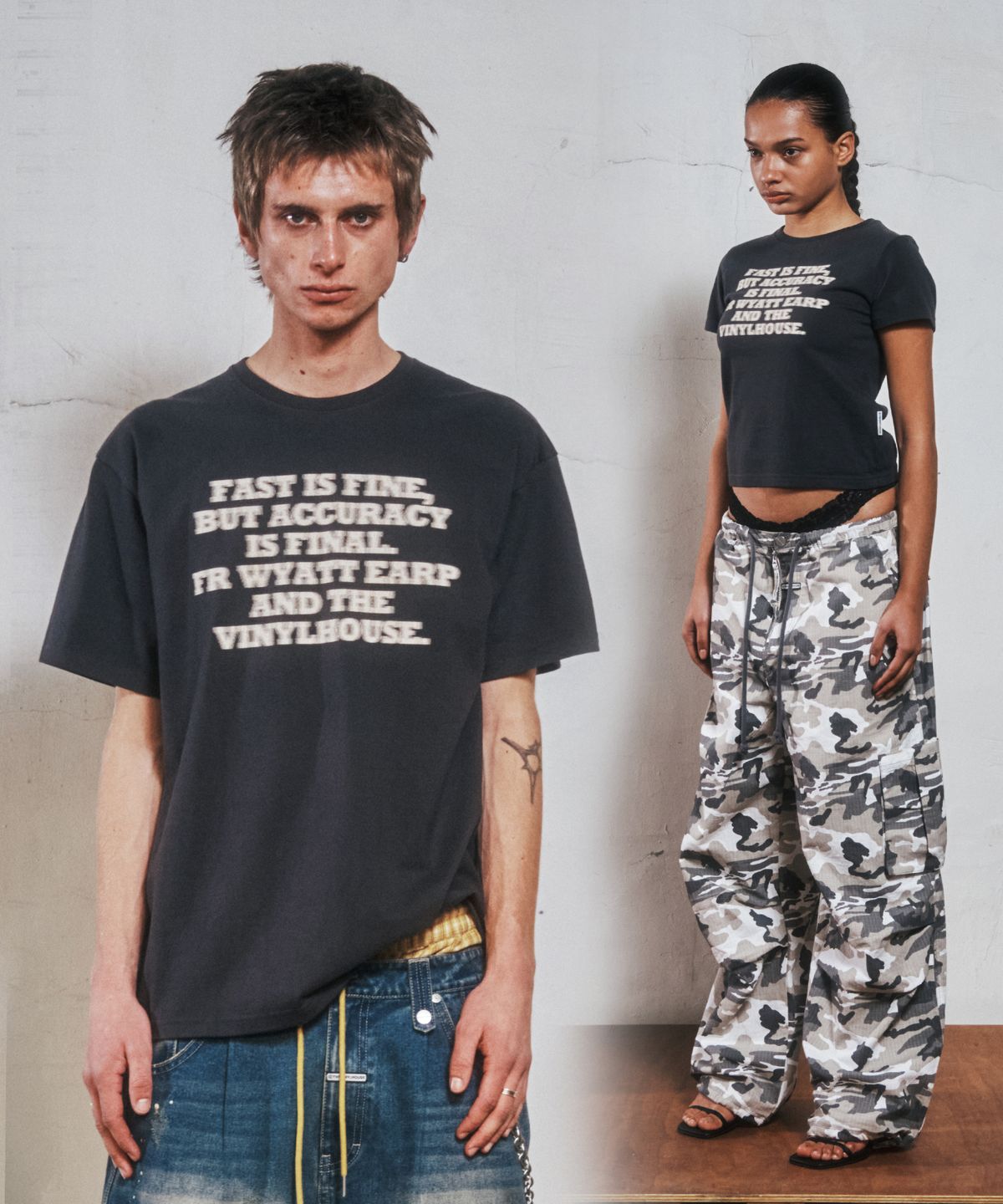 더바이닐하우스(THEVINYLHOUSE) GUNFIGHT TYPO TEE CHARCOAL