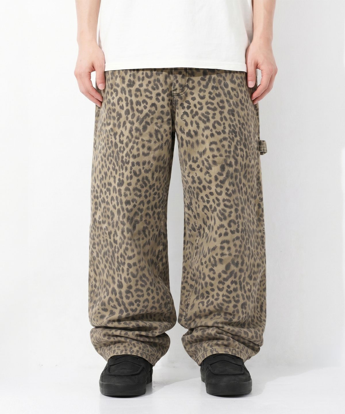 큐티에잇 가먼츠(QT8 GARMENTS) LB Leopard Carpenter Pants (Beige)