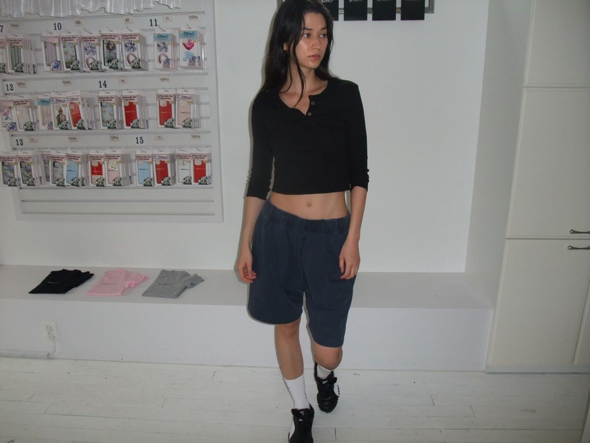 어텐즈(ATTENDS) Archie Punching Sleeve Top (Black)