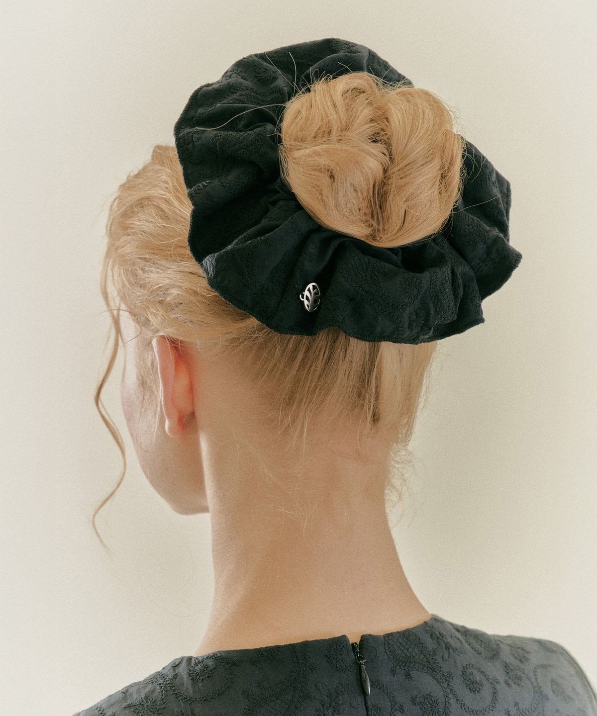 니나코스타(NINACOSTA) PAISLEY EMBROIDERY SCRUNCHIE_Black