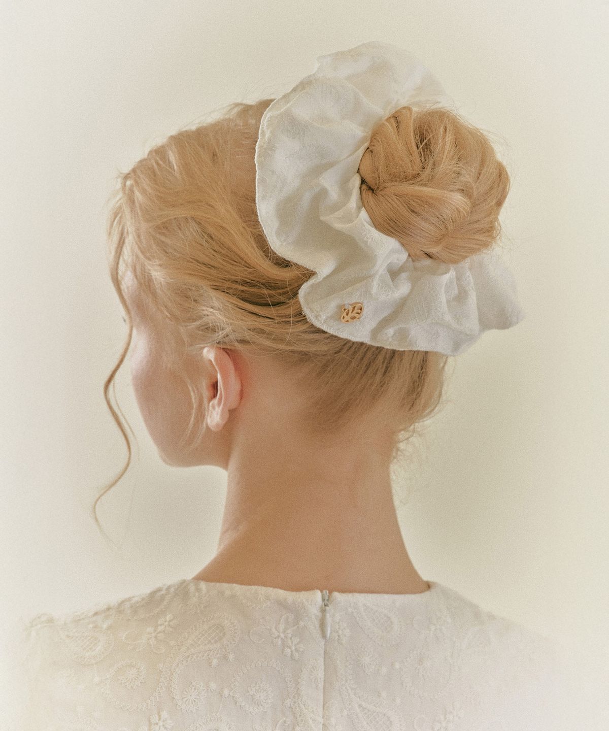 니나코스타(NINACOSTA) PAISLEY EMBROIDERY SCRUNCHIE_White