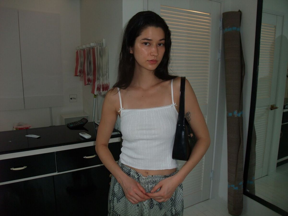 어텐즈(ATTENDS) Archie Punching Tank Top (White)