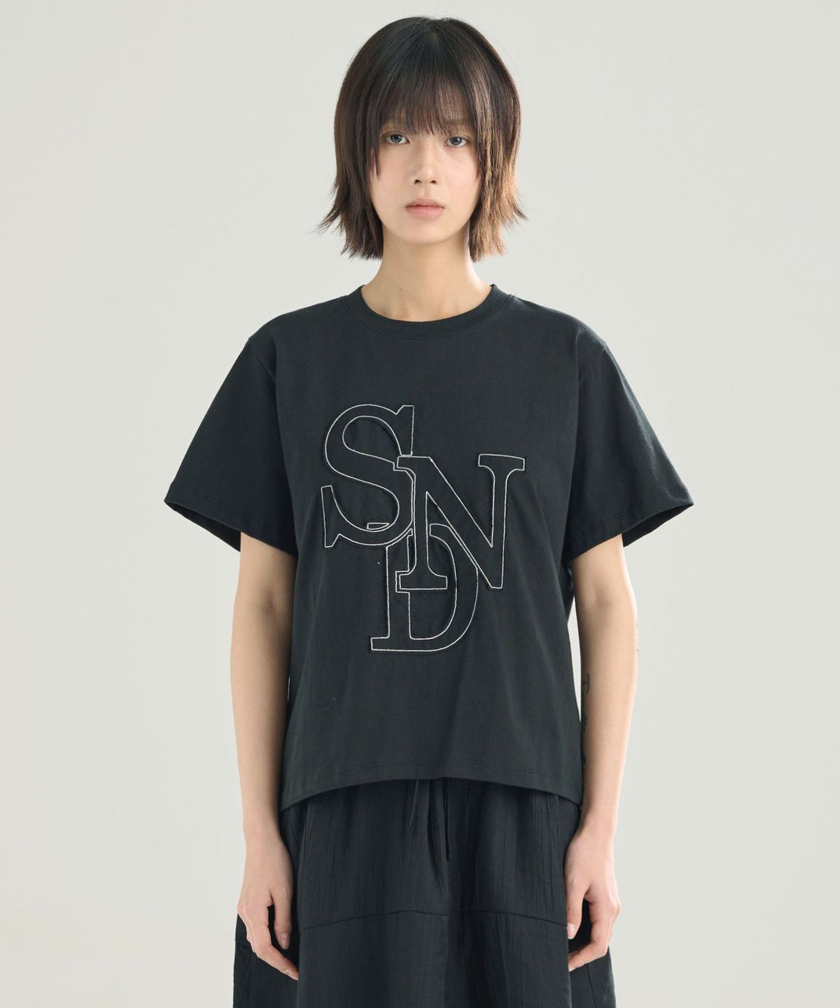 써니드(SEONEED) SND 아플리케 반팔 티셔츠 블랙