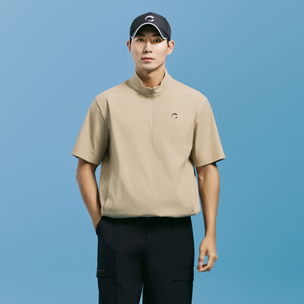챌린저(CHALLENGER) 남성 펀칭 디테일 반집업 하이넥 반팔 우븐탑 베이지