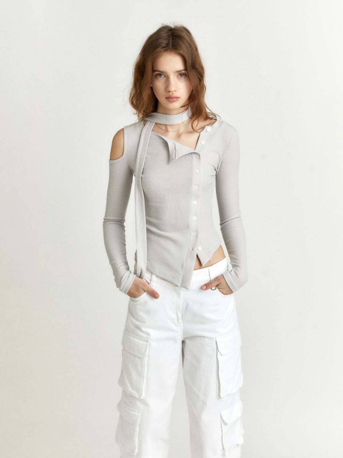 뮤제(MUSEE) VIENNE Unbalanced Cut-Out Detail Knitted Cardigan_Gray