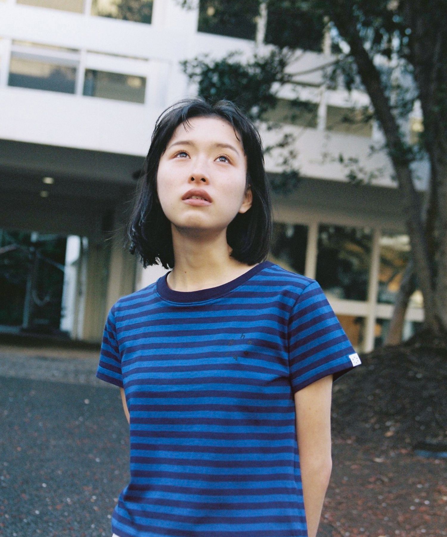 一流の品質 MUSINSA | BLUE T-SHIRT, CROP LOGO STRIPE OHESHIO トップス
