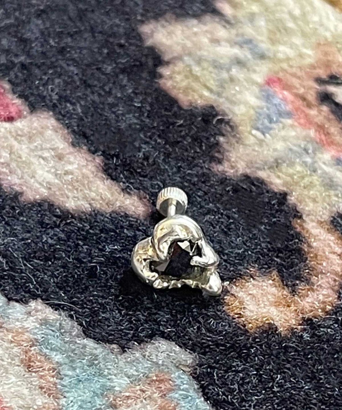 펄시(PERSY) HEART IN BLACK SPINEL PIERCING