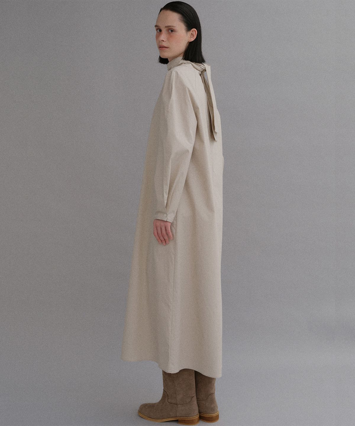 베이오드(BAIE OUD) High-neck shirring tie dress_beige