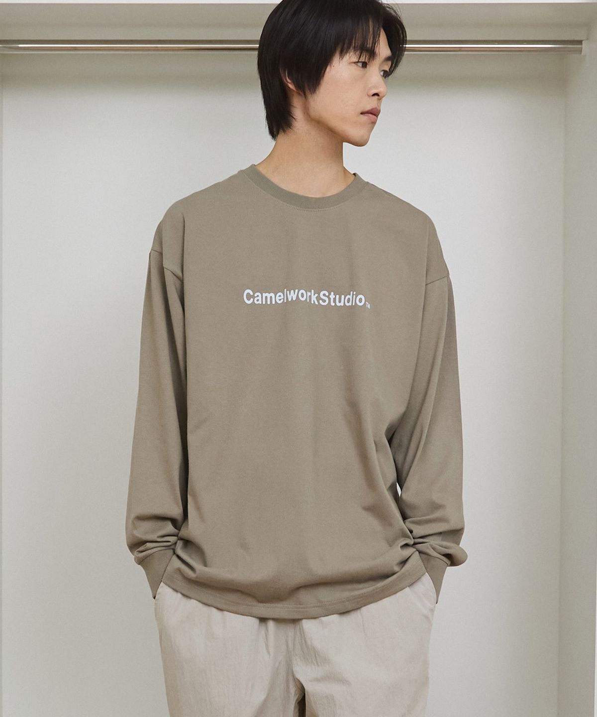 카멜워크(CAMEL WORK) 카멜 레터링 로고 긴팔티셔츠(카키)