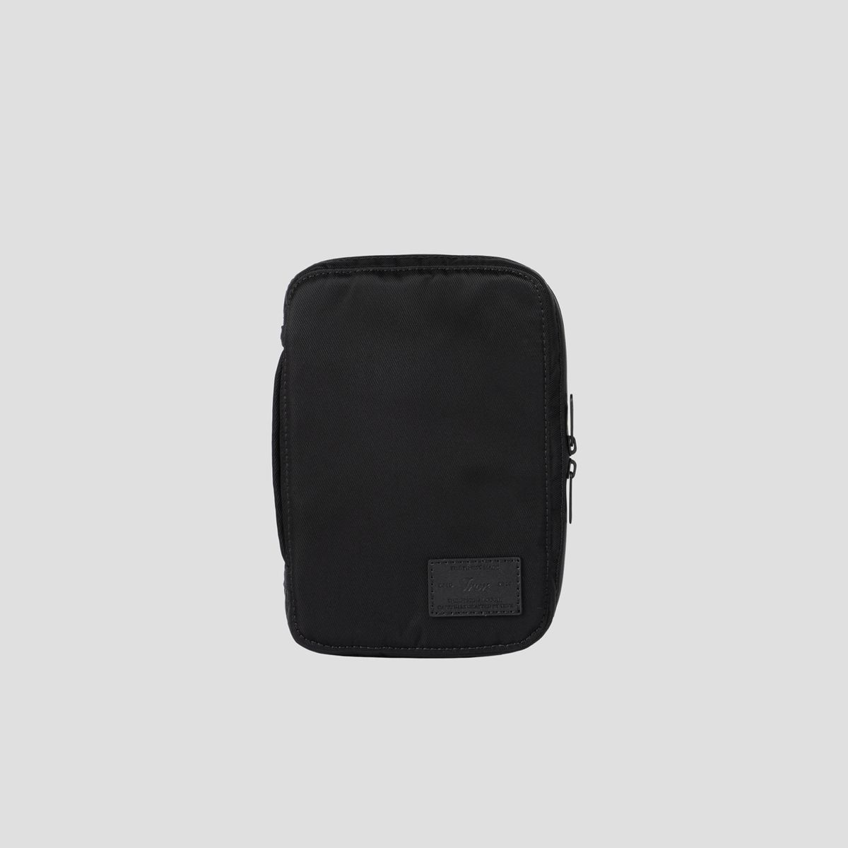 티알브이알(TRVR) Staple Passport Pouch Black